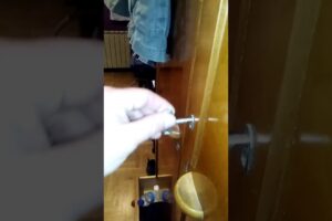 Cómo Reparar una Cerradura de Armario con Varillas que no Funciona